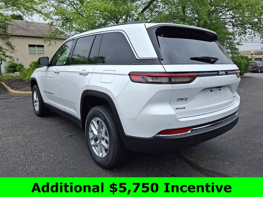 2025 Jeep Grand Cherokee Laredo photo 3