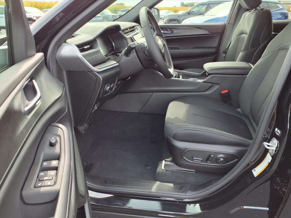 2025 Jeep Grand Cherokee Laredo X photo 12