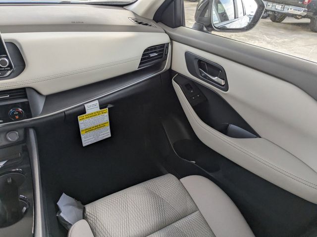 2025 Nissan Rogue SV photo 12