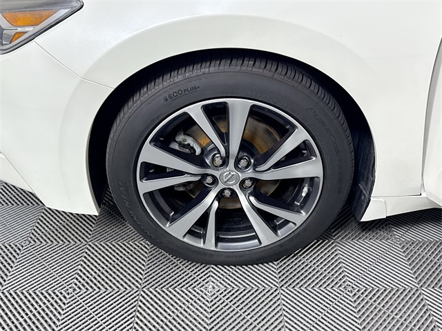 2017 Nissan Maxima Platinum photo 2