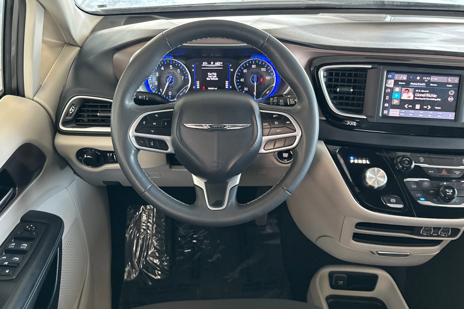 2023 Chrysler Pacifica LX photo 11