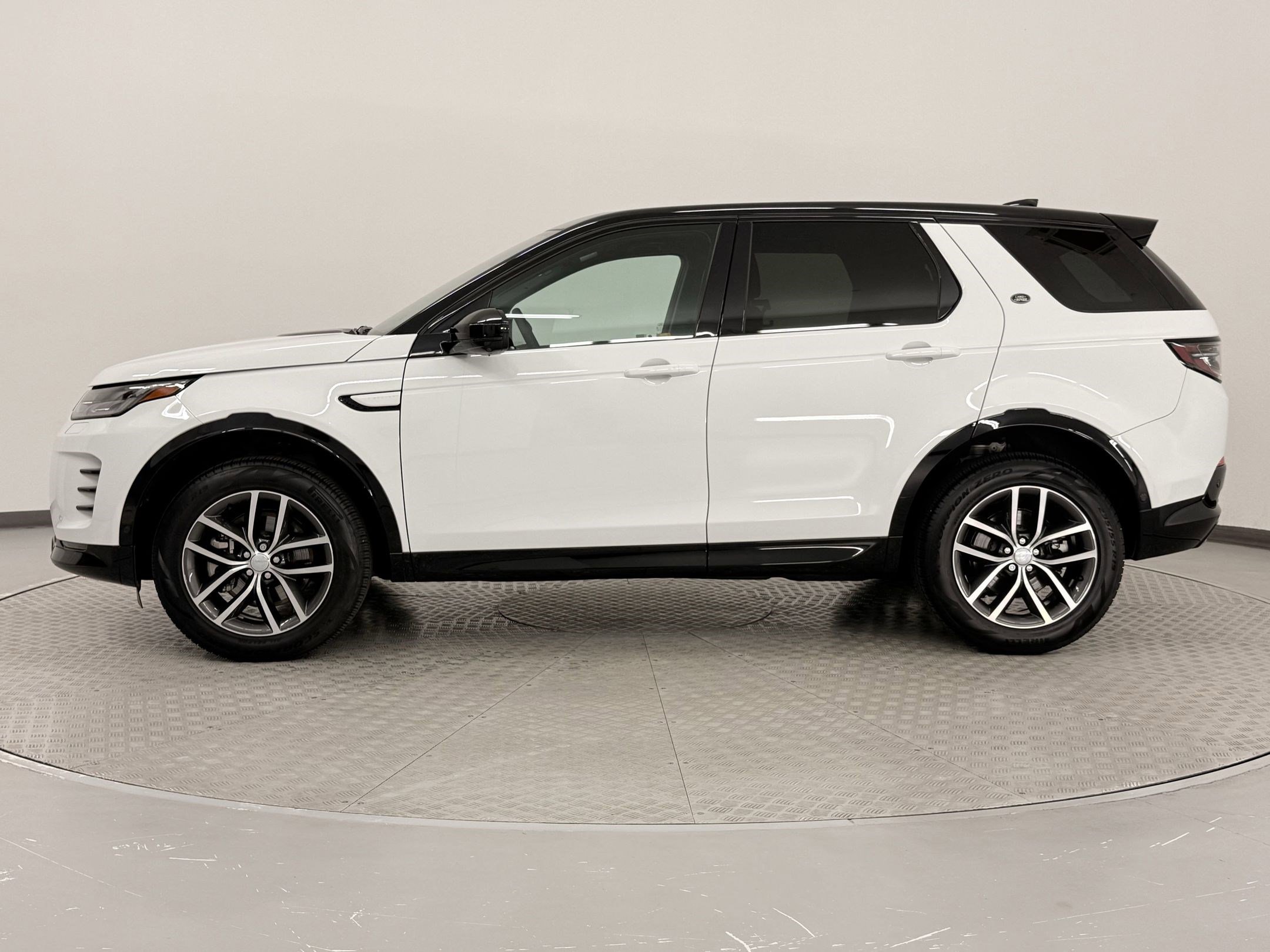 2025 Land Rover Discovery Sport Dynamic SE photo 2