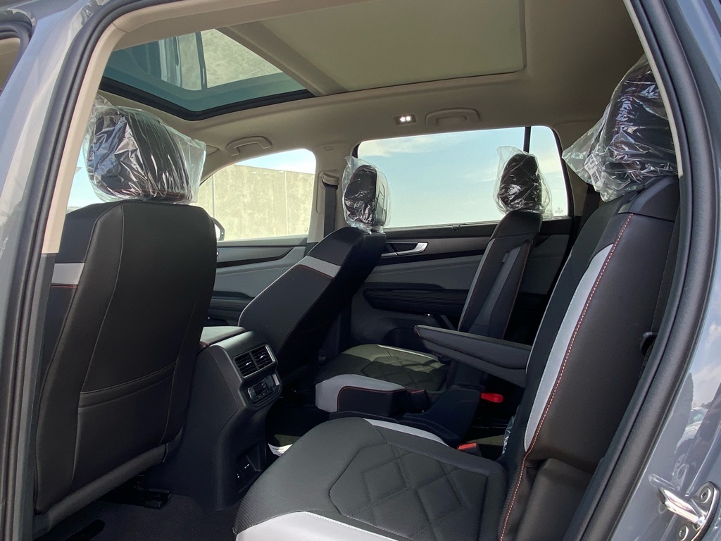2025 Volkswagen Atlas Peak Edition SE photo 10