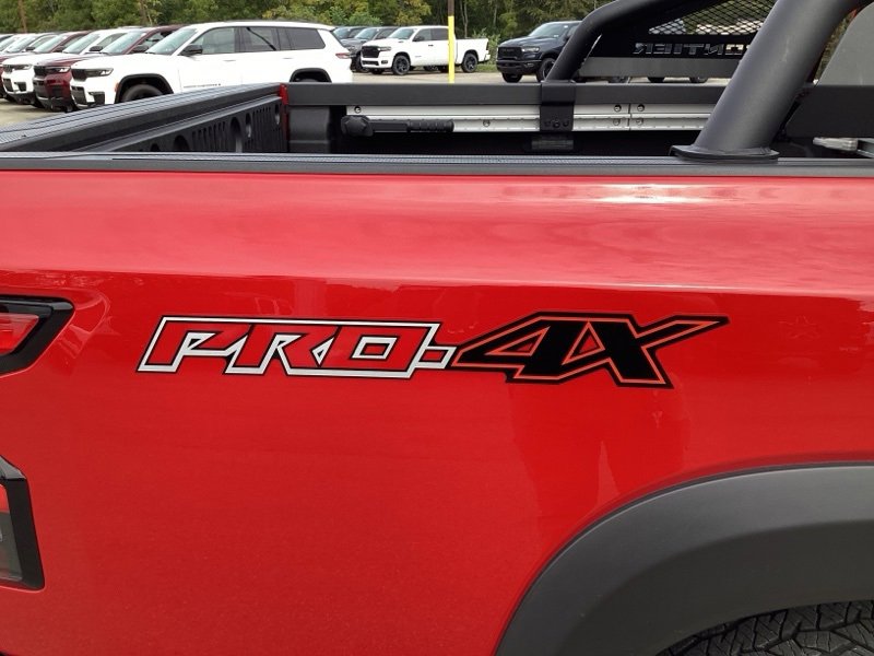 2024 Nissan Frontier PRO-4X Crew Cab photo 8