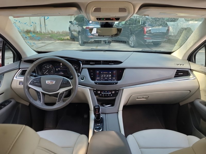 2022 Cadillac XT5 Premium Luxury photo 2