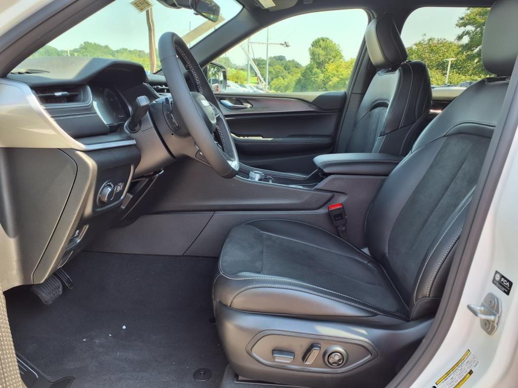 2025 Jeep Grand Cherokee Altitude X photo 2