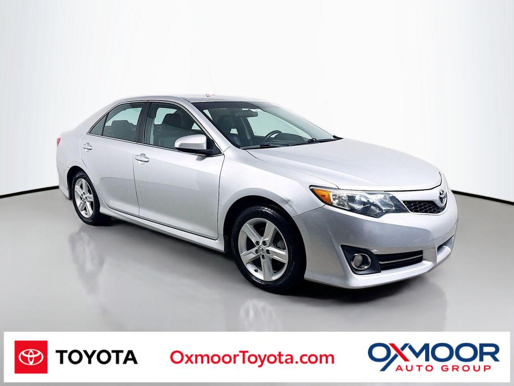 2014 Toyota Camry SE's photo