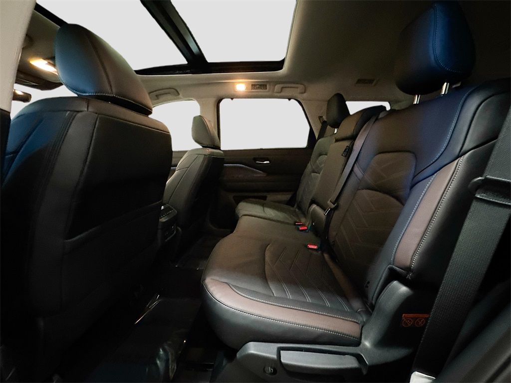 2025 Nissan Pathfinder Platinum photo 13