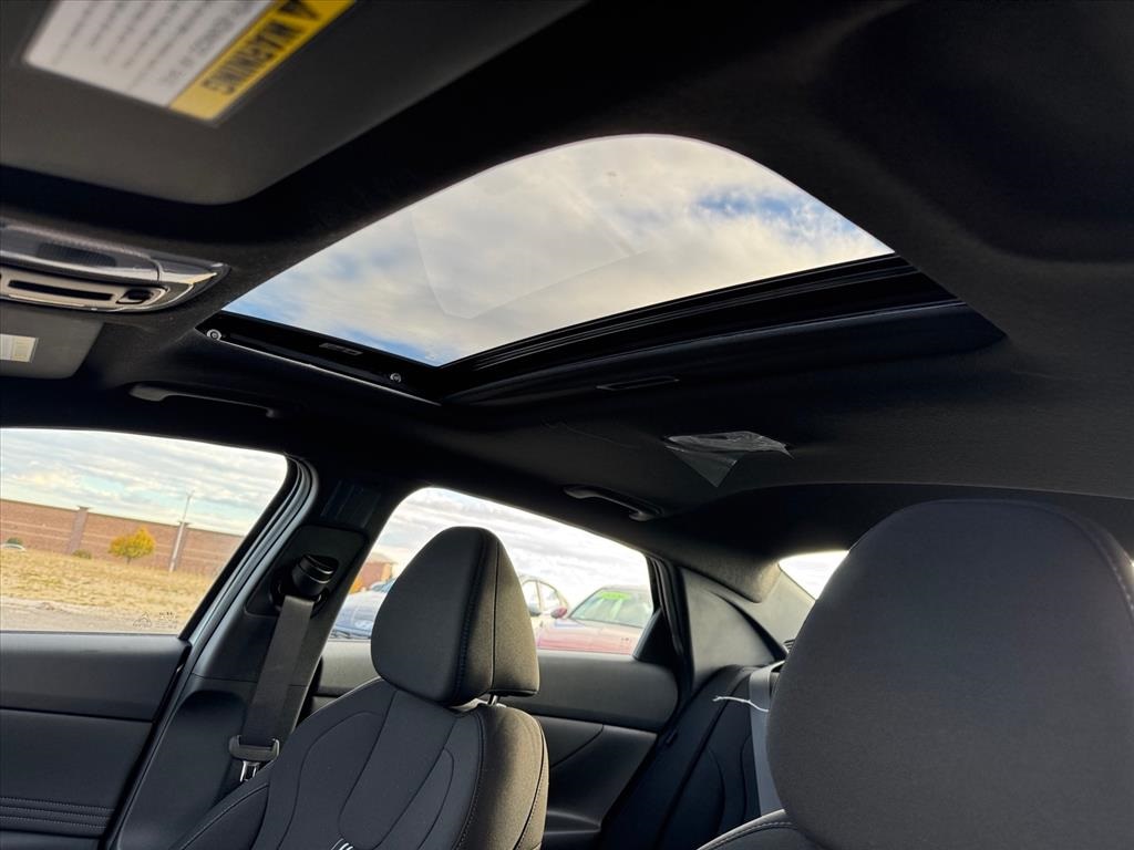 2026 Hyundai Elantra SEL Sport photo 4