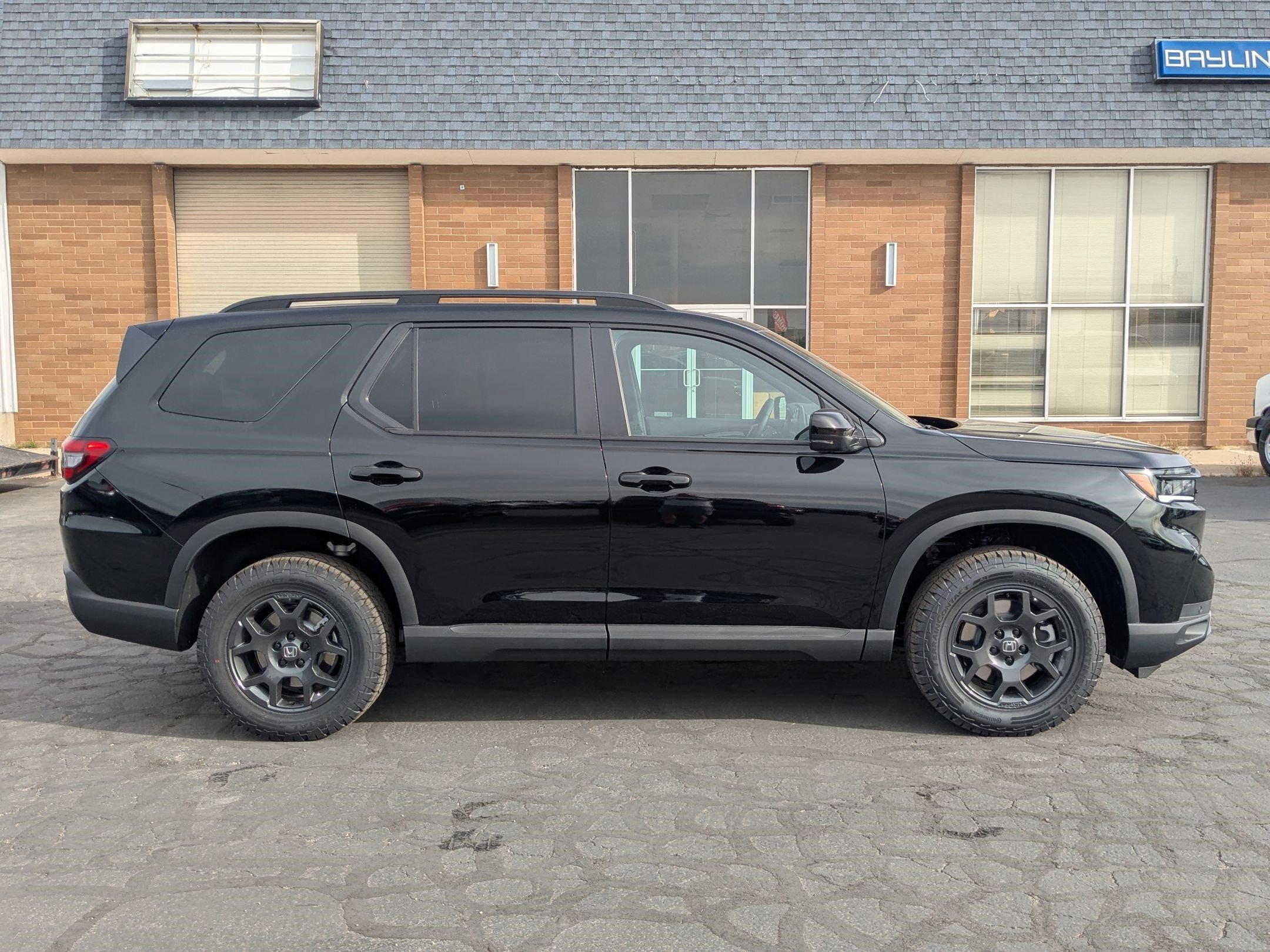 2025 Honda Pilot TrailSport photo 2