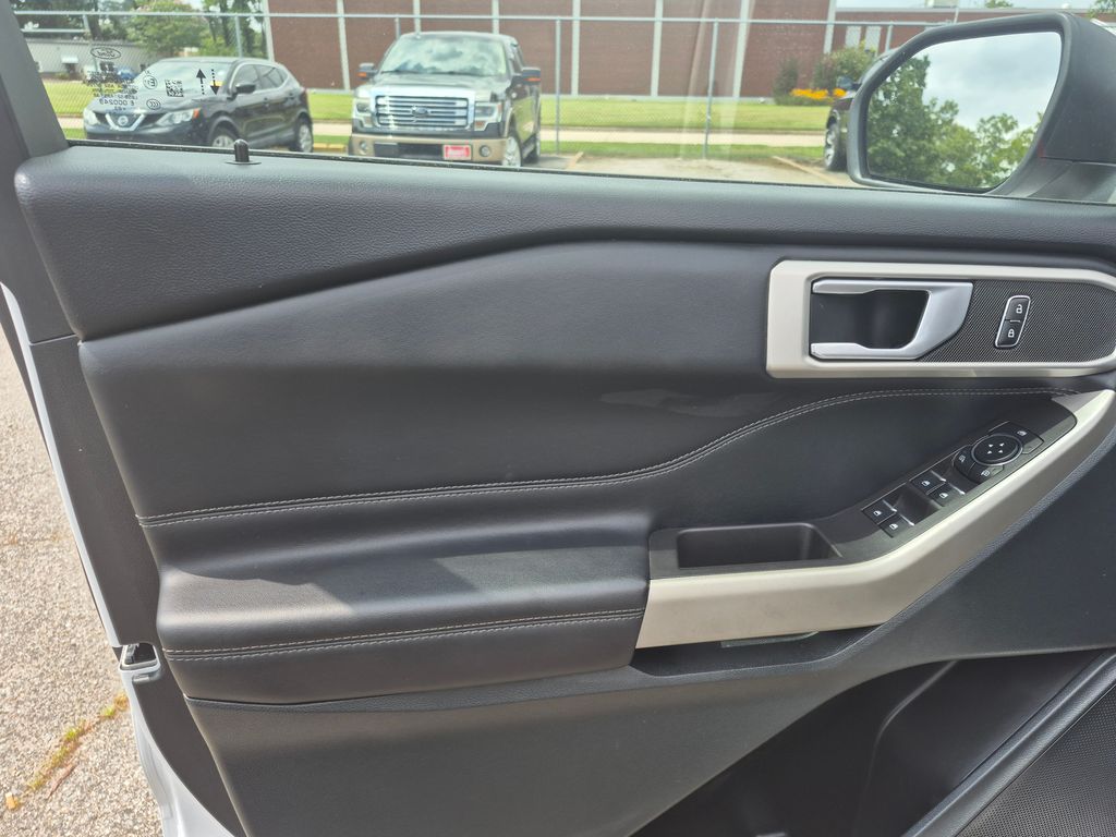 2023 Ford Explorer XLT photo 19