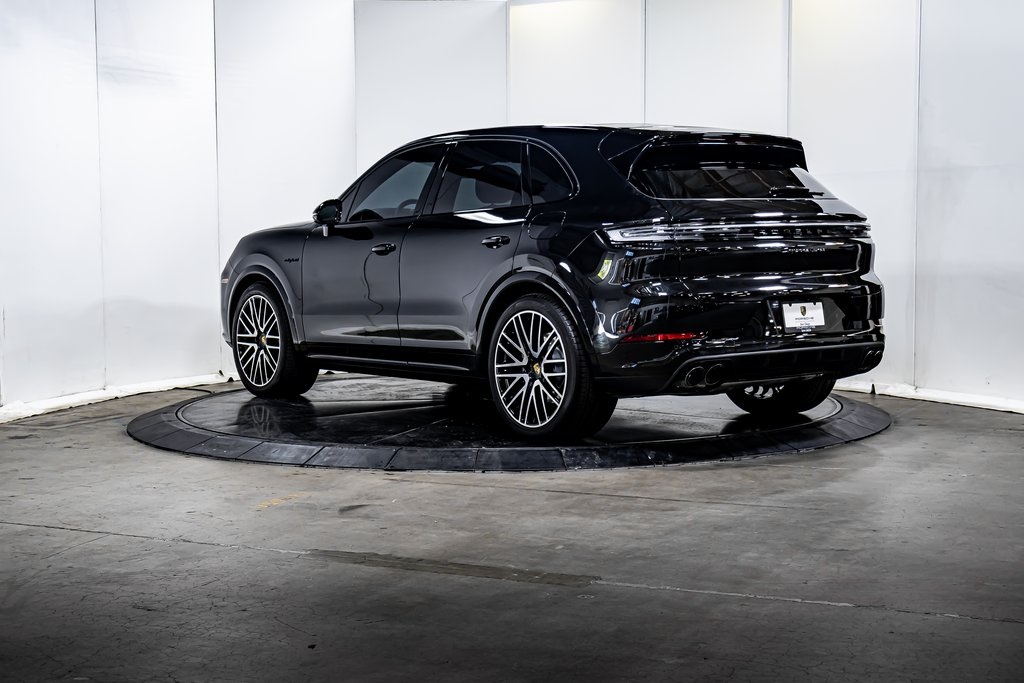 2024 Porsche Cayenne E-Hybrid Turbo photo 3