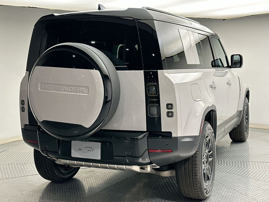 2026 Land Rover Defender 110 photo 2