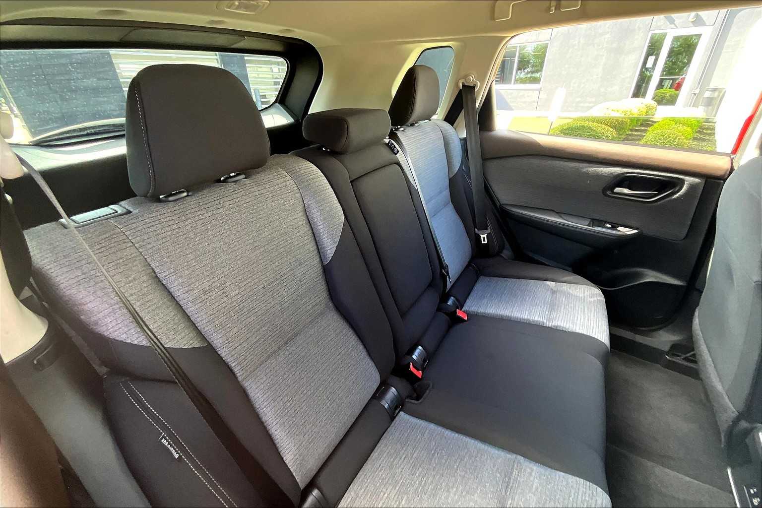 2023 Nissan Rogue SV photo 18