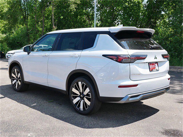 2025 Mitsubishi Outlander SE photo 2