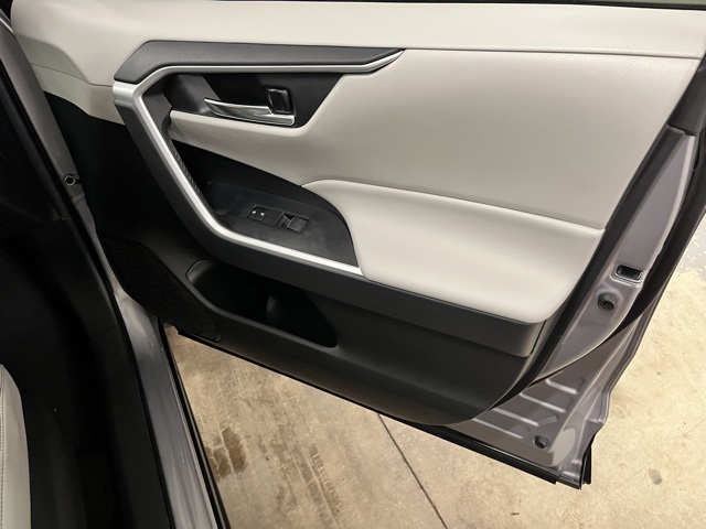2021 Toyota RAV4 XLE Premium photo 19