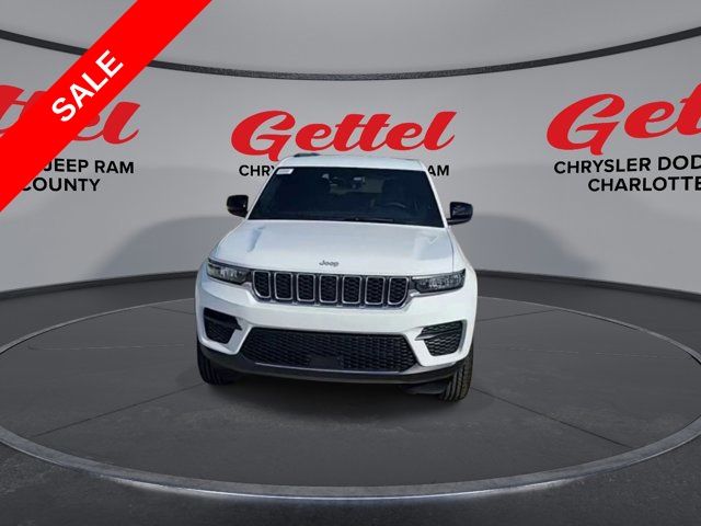 2025 Jeep Grand Cherokee Laredo photo 3