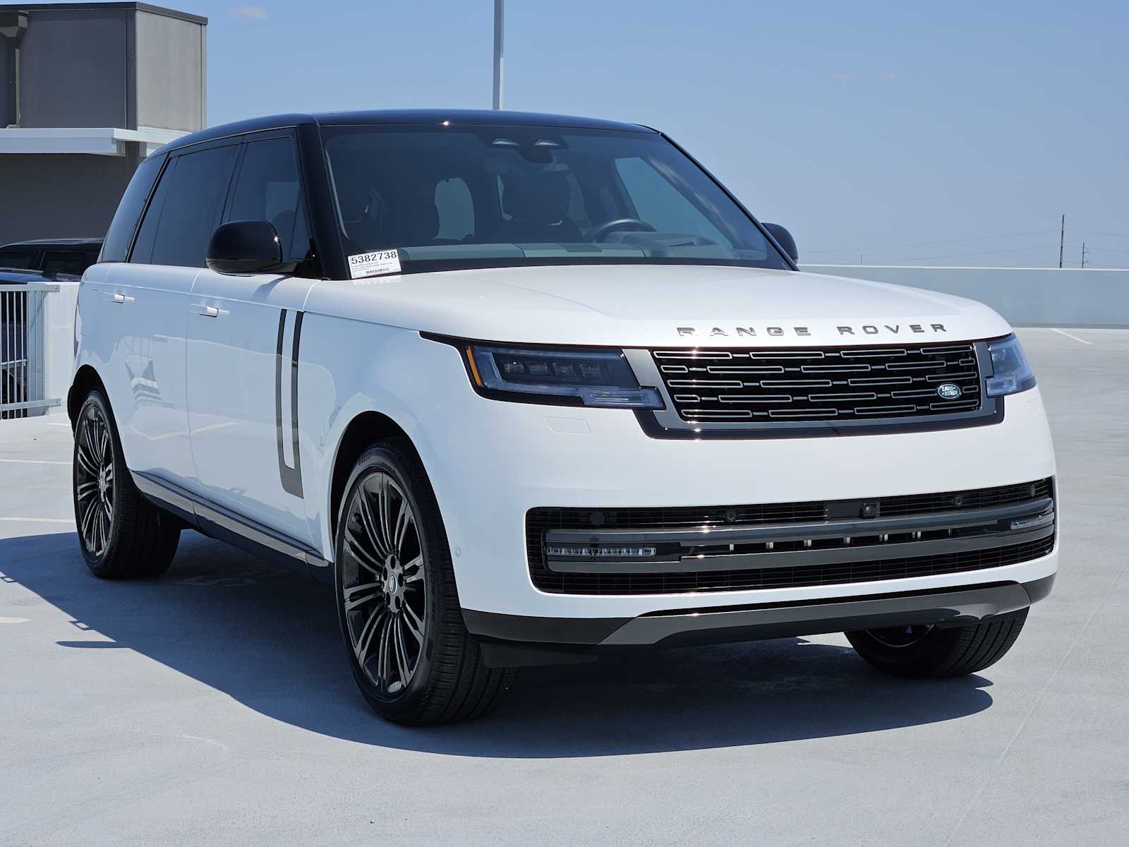 2025 Land Rover Range Rover SE photo 3