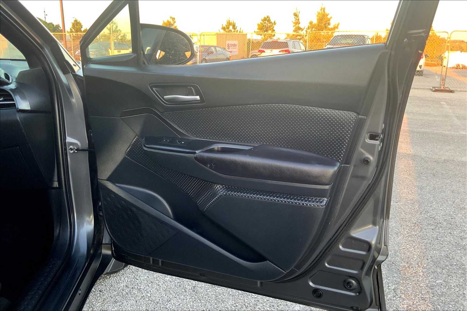 2018 Toyota C-HR XLE Premium photo 21