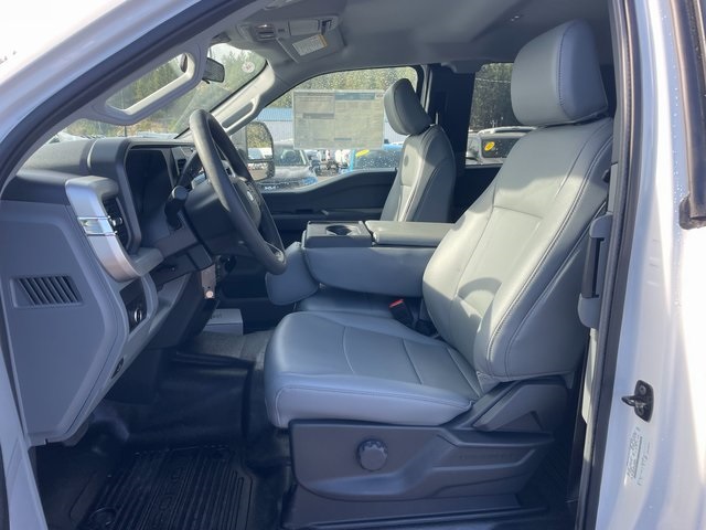 2025 Ford F-450 photo 2
