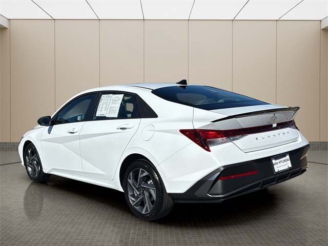 2025 Hyundai Elantra SEL Sport photo 3