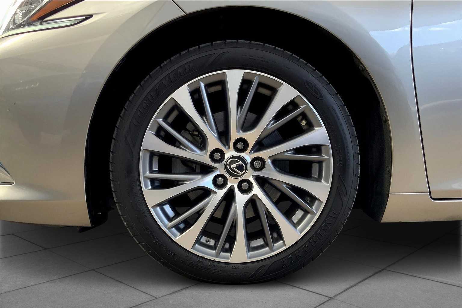 2019 Lexus ES 350 photo 9