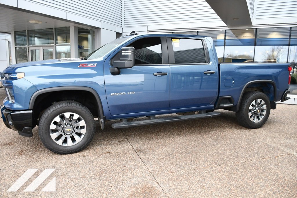 2024 Chevrolet Silverado 2500HD Custom photo 2
