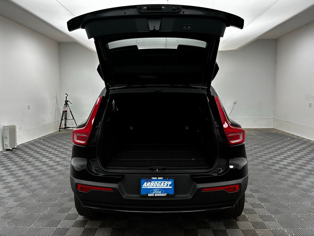 2023 Volvo XC40 Plus photo 5