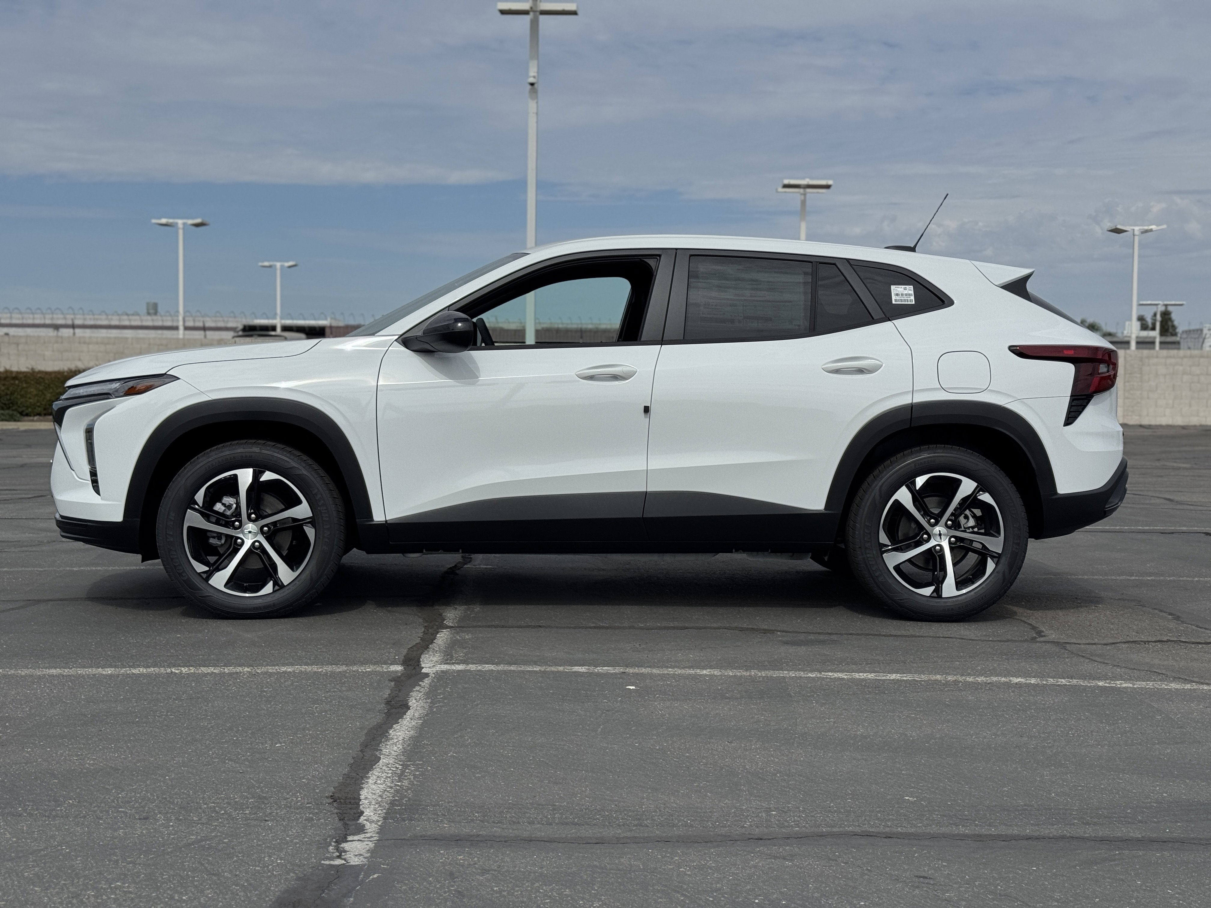 2025 Chevrolet Trax photo 2