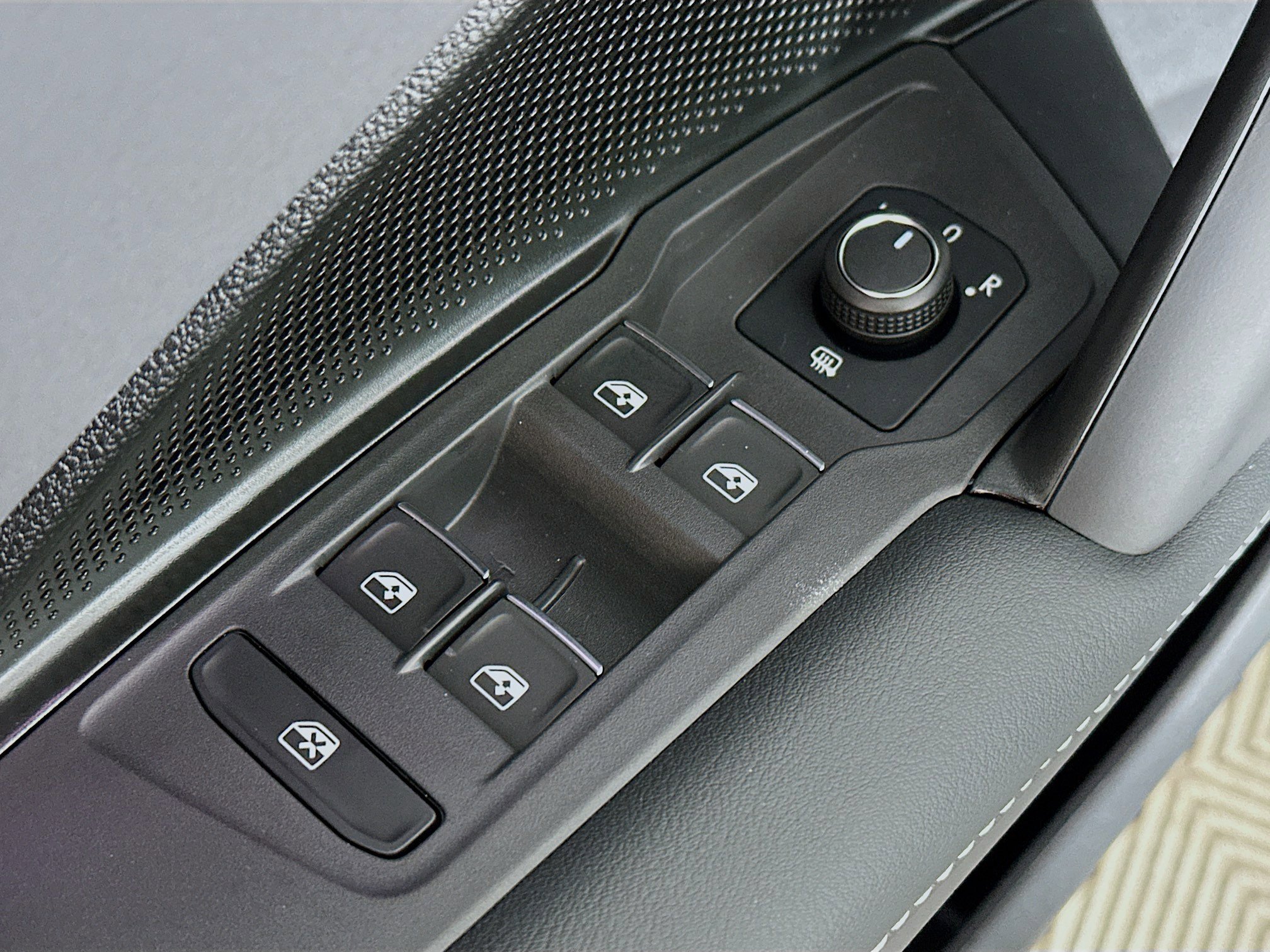 2025 Volkswagen Tiguan SE photo 15