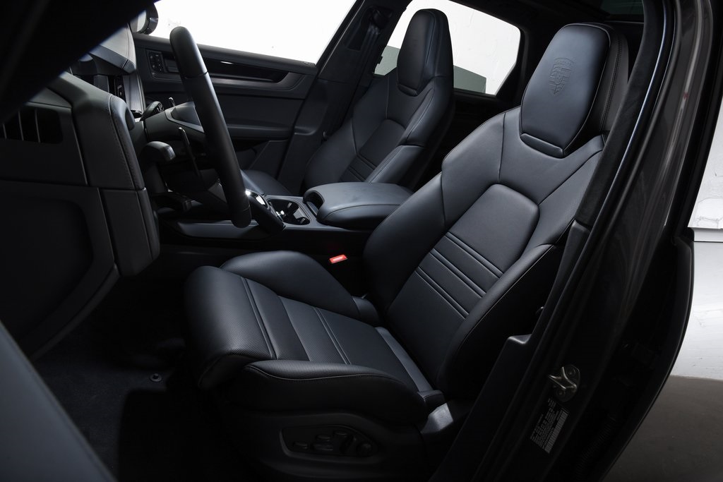 2025 Porsche Cayenne GTS photo 30