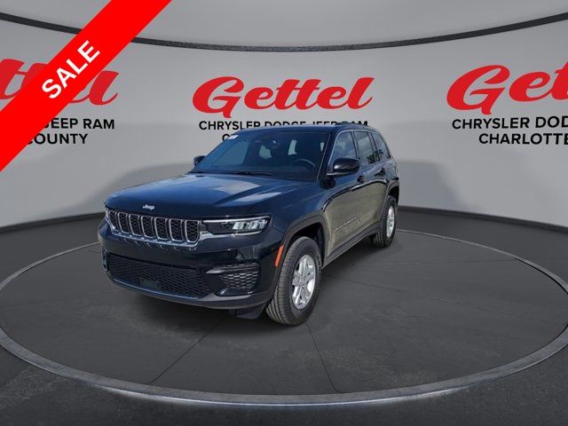 2025 Jeep Grand Cherokee Laredo photo 2