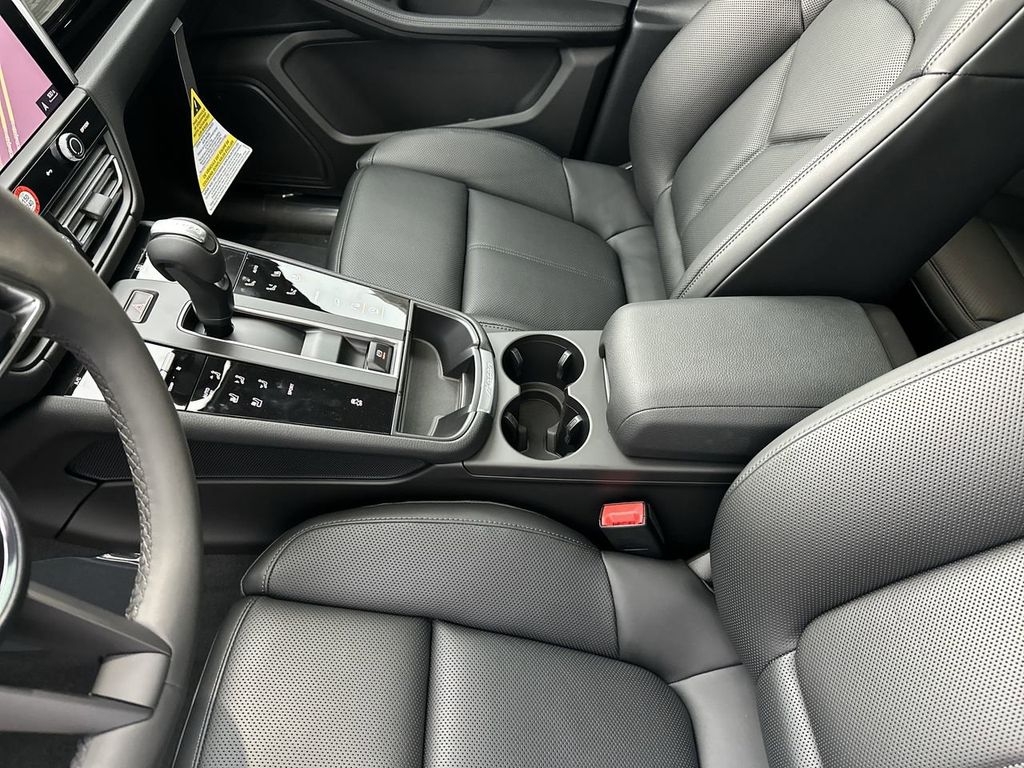 2025 Porsche Macan Base photo 17