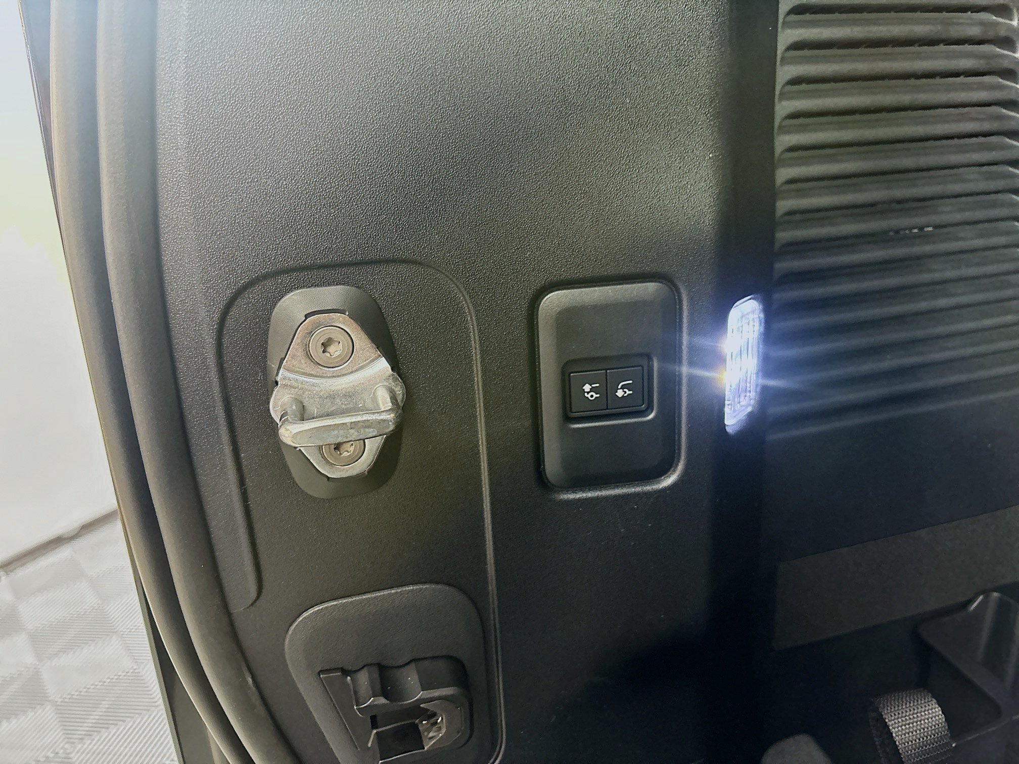 2025 Land Rover Defender 130 S photo 23