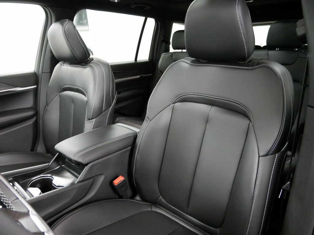 2025 Jeep Grand Cherokee Limited photo 9