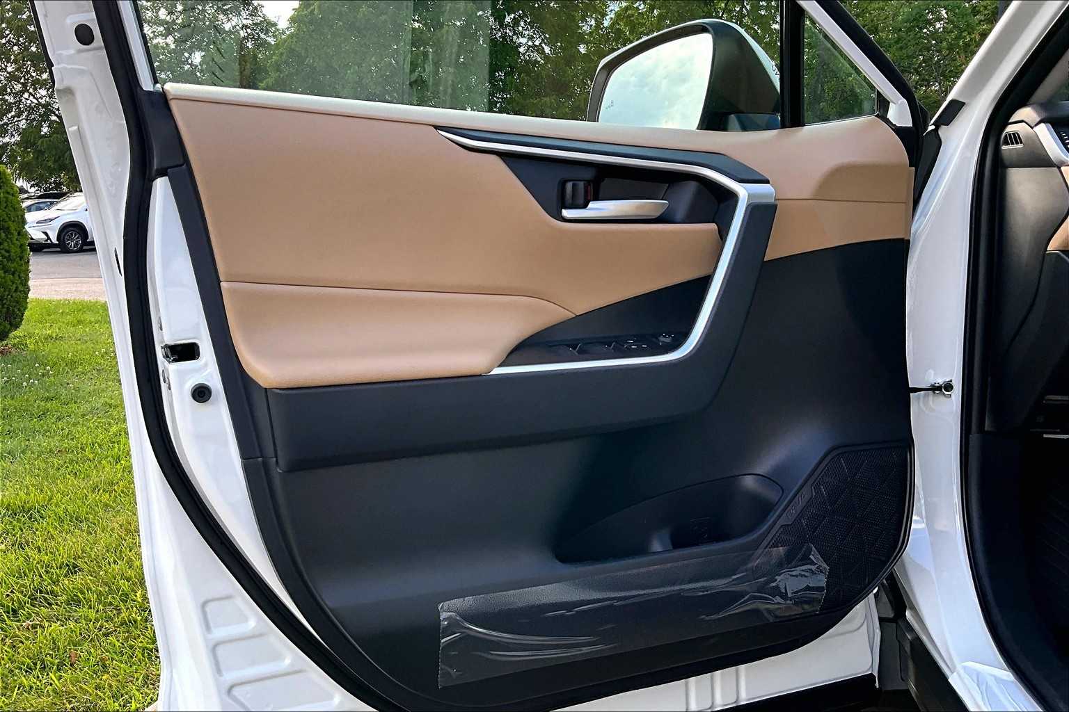 2025 Toyota RAV4 XLE photo 9
