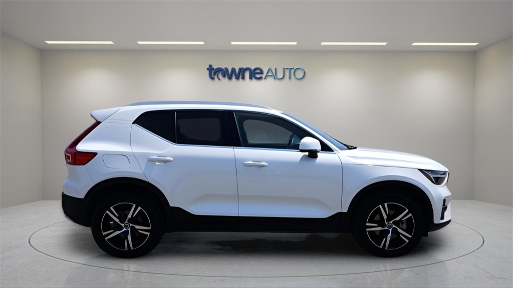 2025 Volvo XC40 Core photo 6