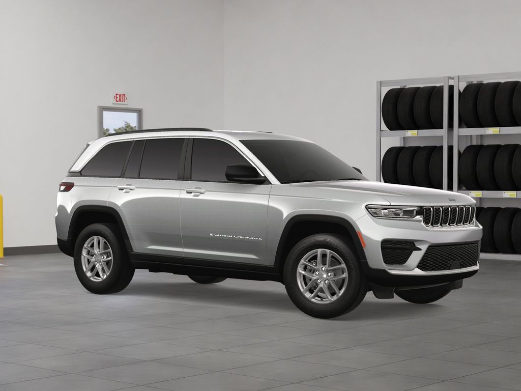 2025 Jeep Grand Cherokee Laredo photo 5