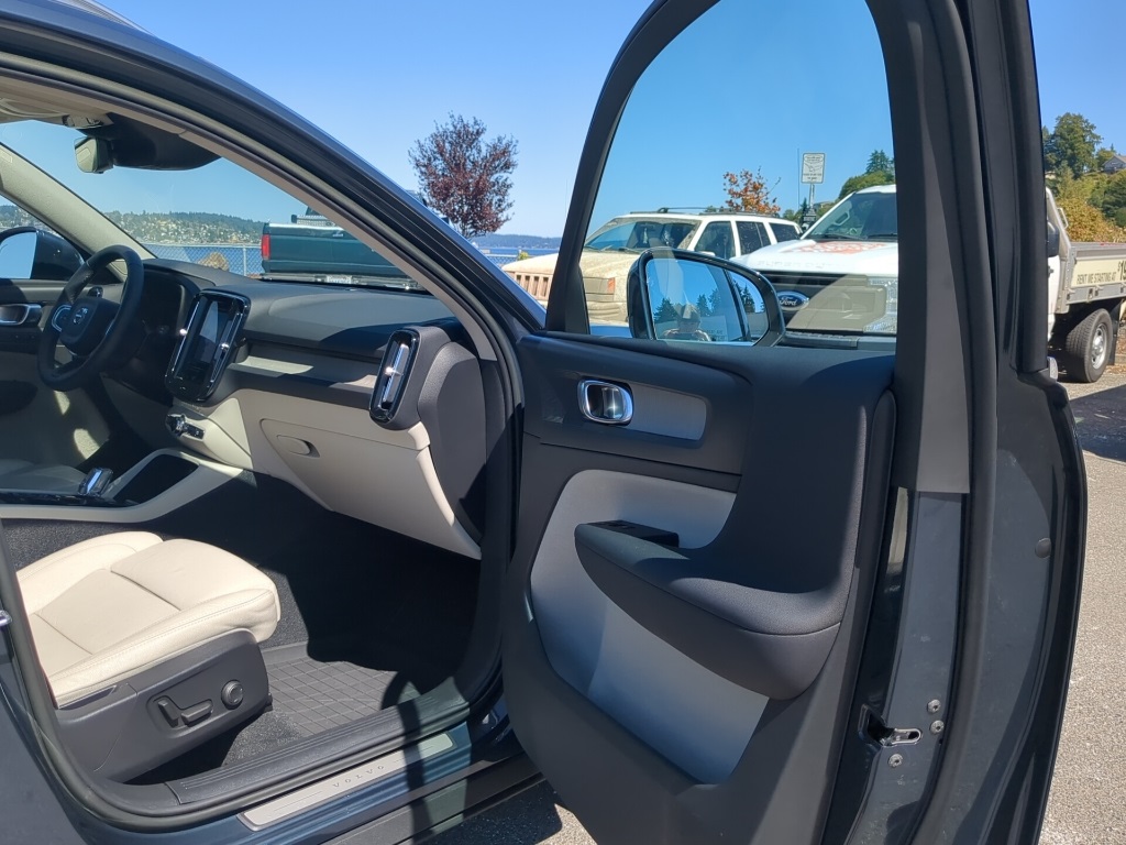 2022 Volvo XC40 T5 Inscription AWD photo 5