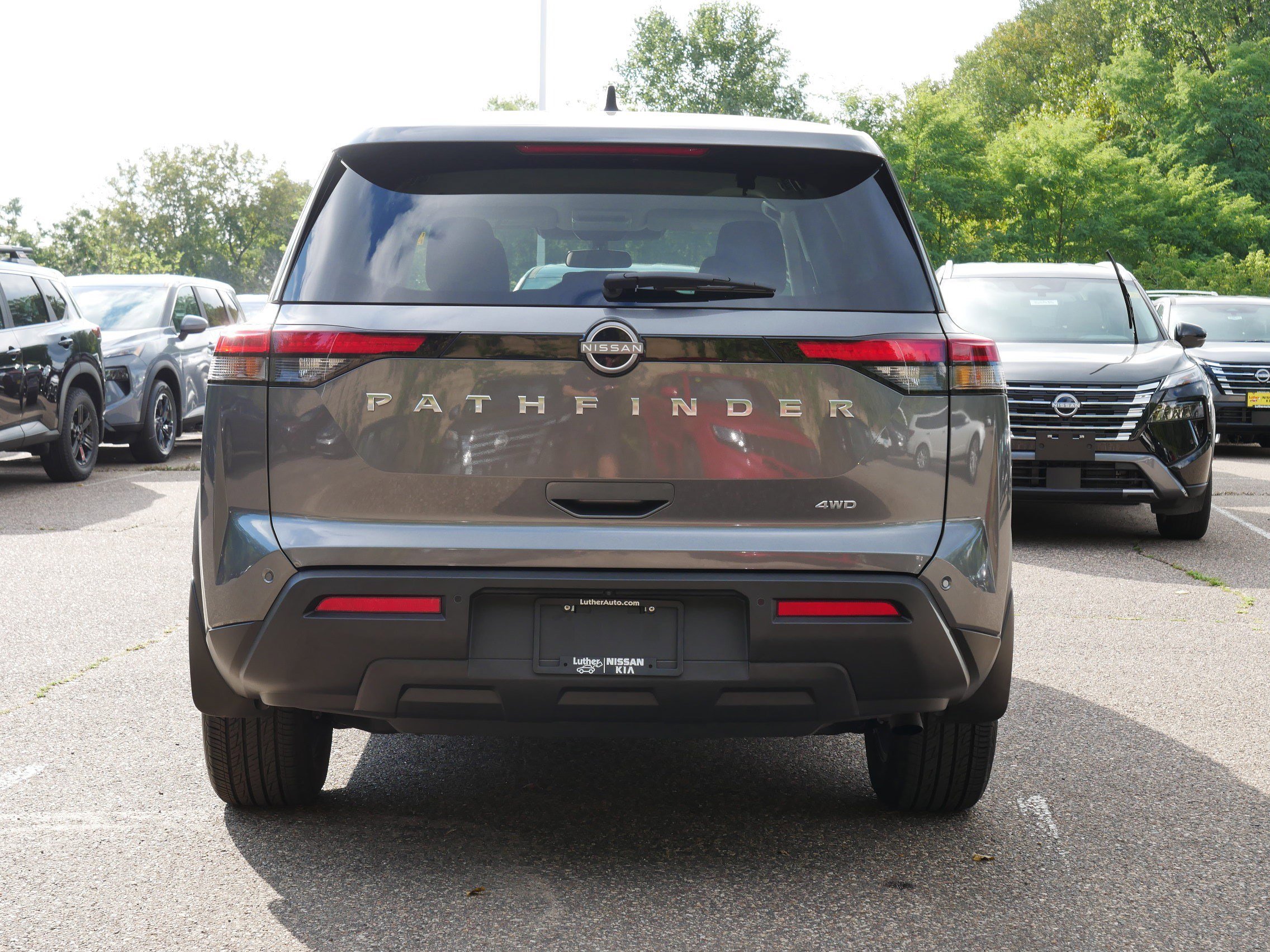 2024 Nissan Pathfinder S photo 3