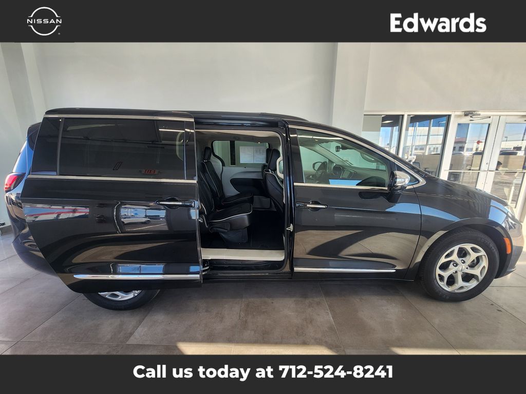 2023 Chrysler Pacifica Limited photo 2