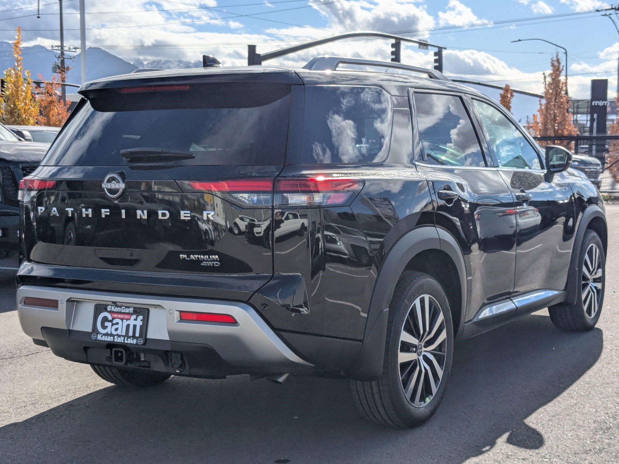 2025 Nissan Pathfinder Platinum photo 3