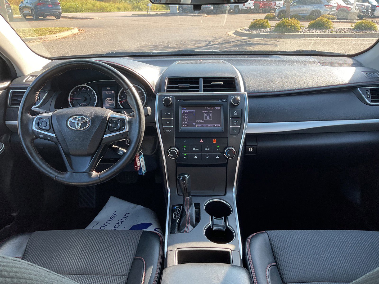 2016 Toyota Camry SE photo 14