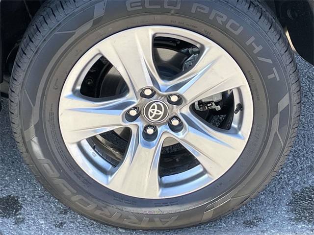 2022 Toyota RAV4 XLE photo 11