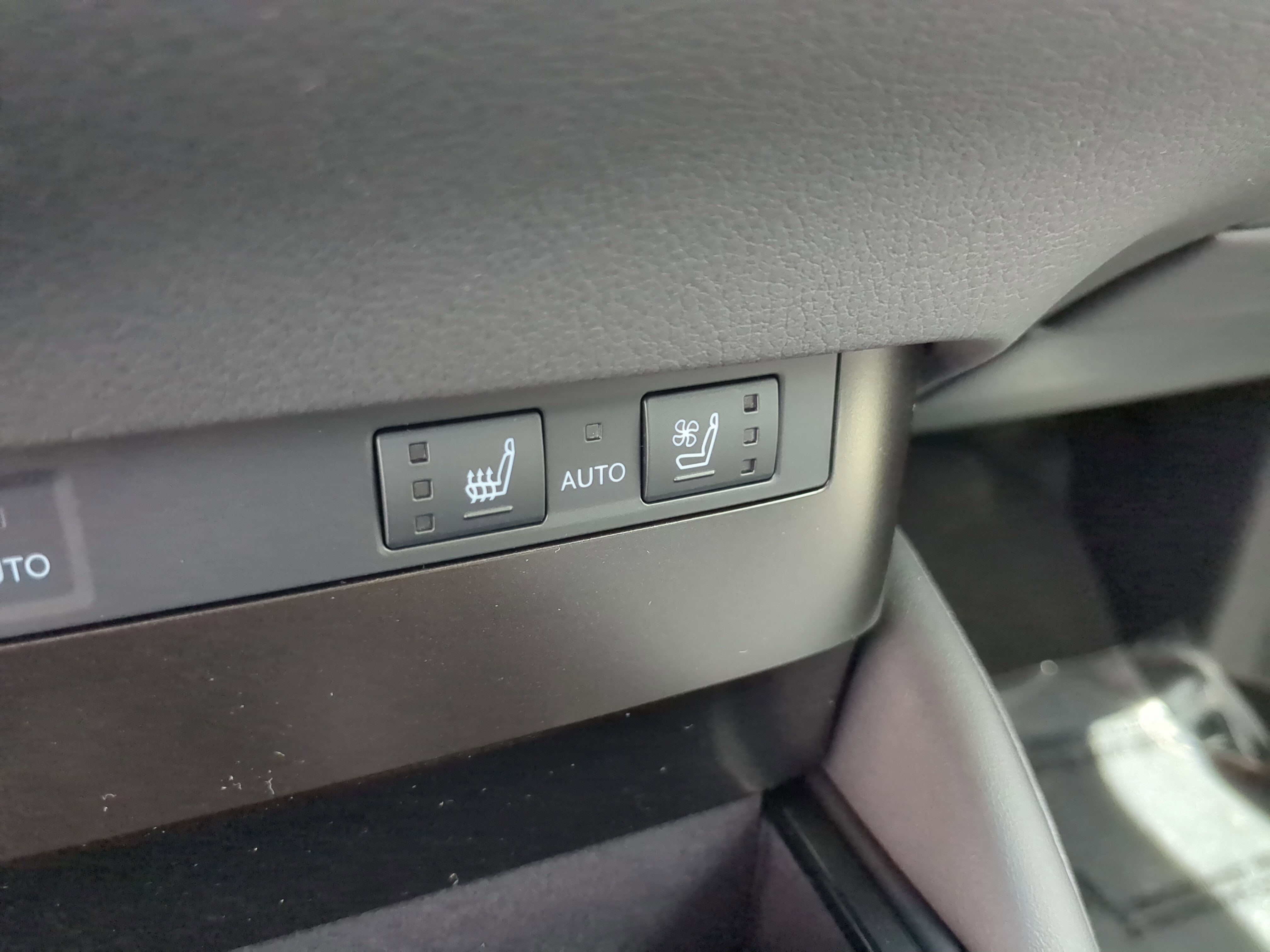 2025 Lexus ES 300h photo 22