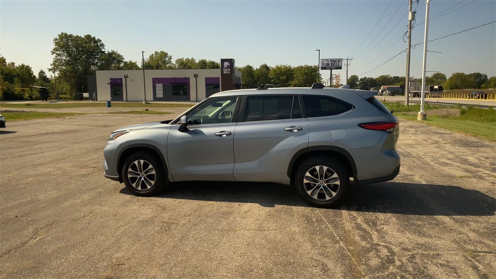 2023 Toyota Highlander XLE photo 2