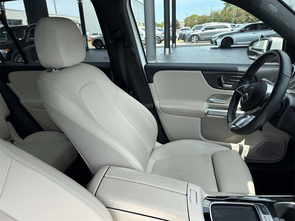 2025 Mercedes Benz GLB 250 photo 8