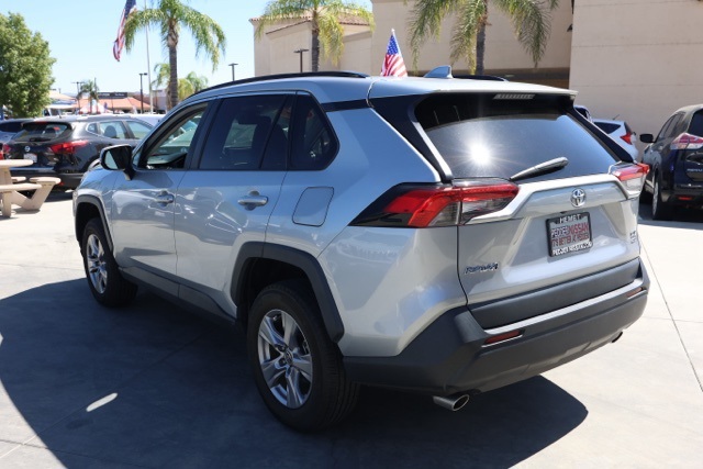 2022 Toyota RAV4 XLE photo 4