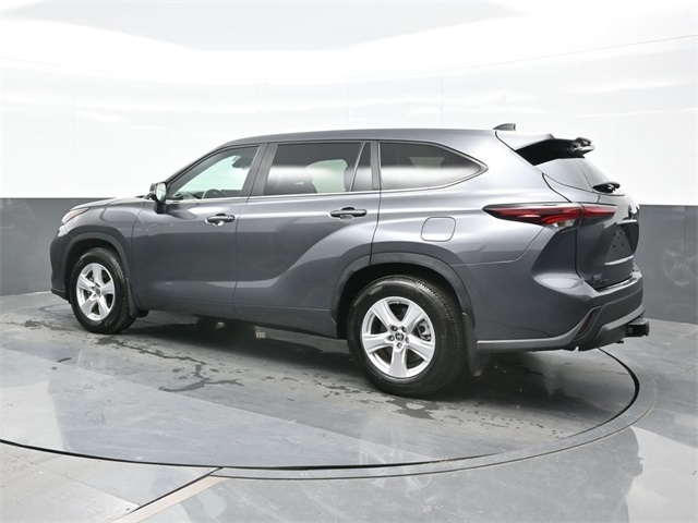 2024 Toyota Highlander LE photo 2