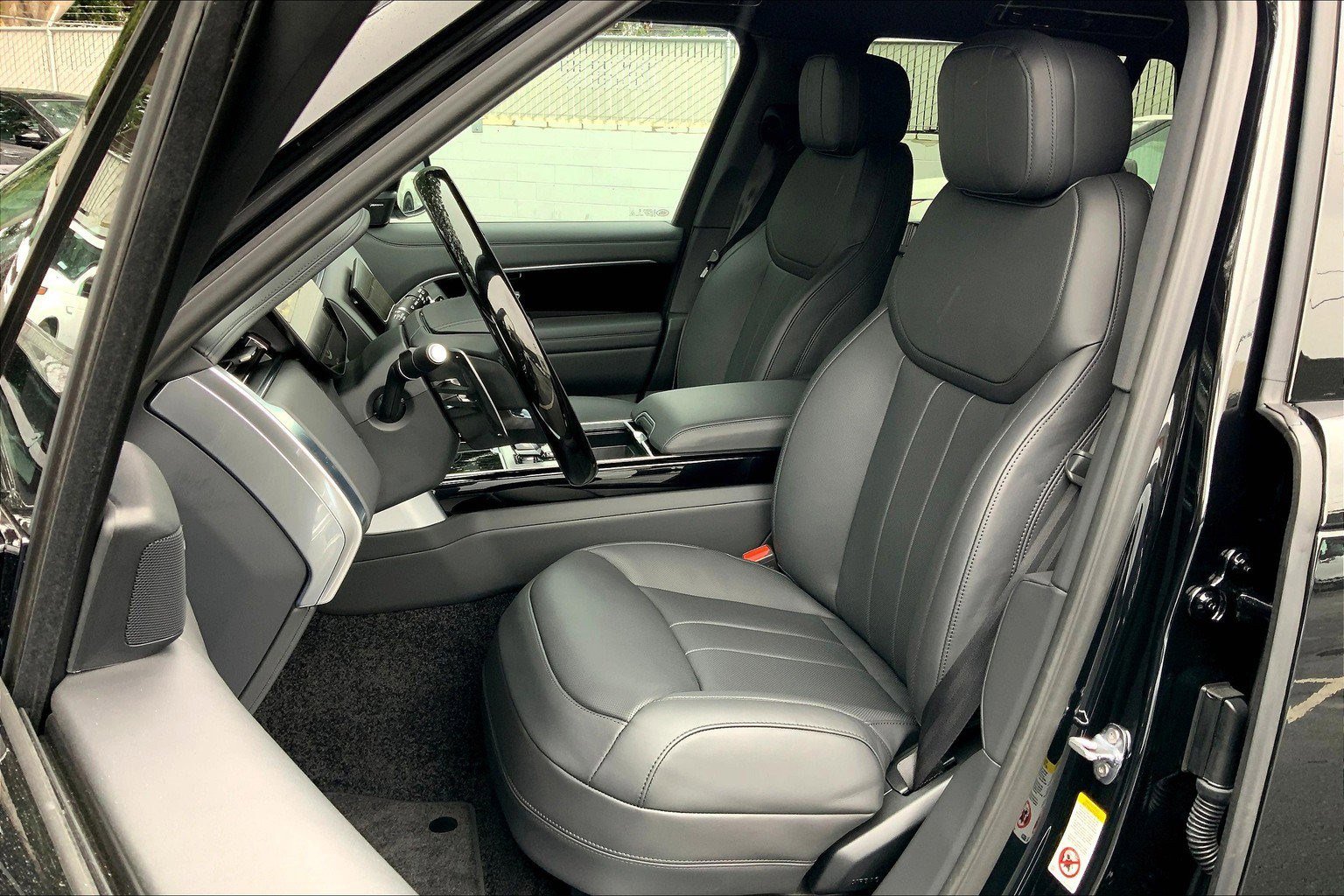 2025 Land Rover Range Rover SE photo 4